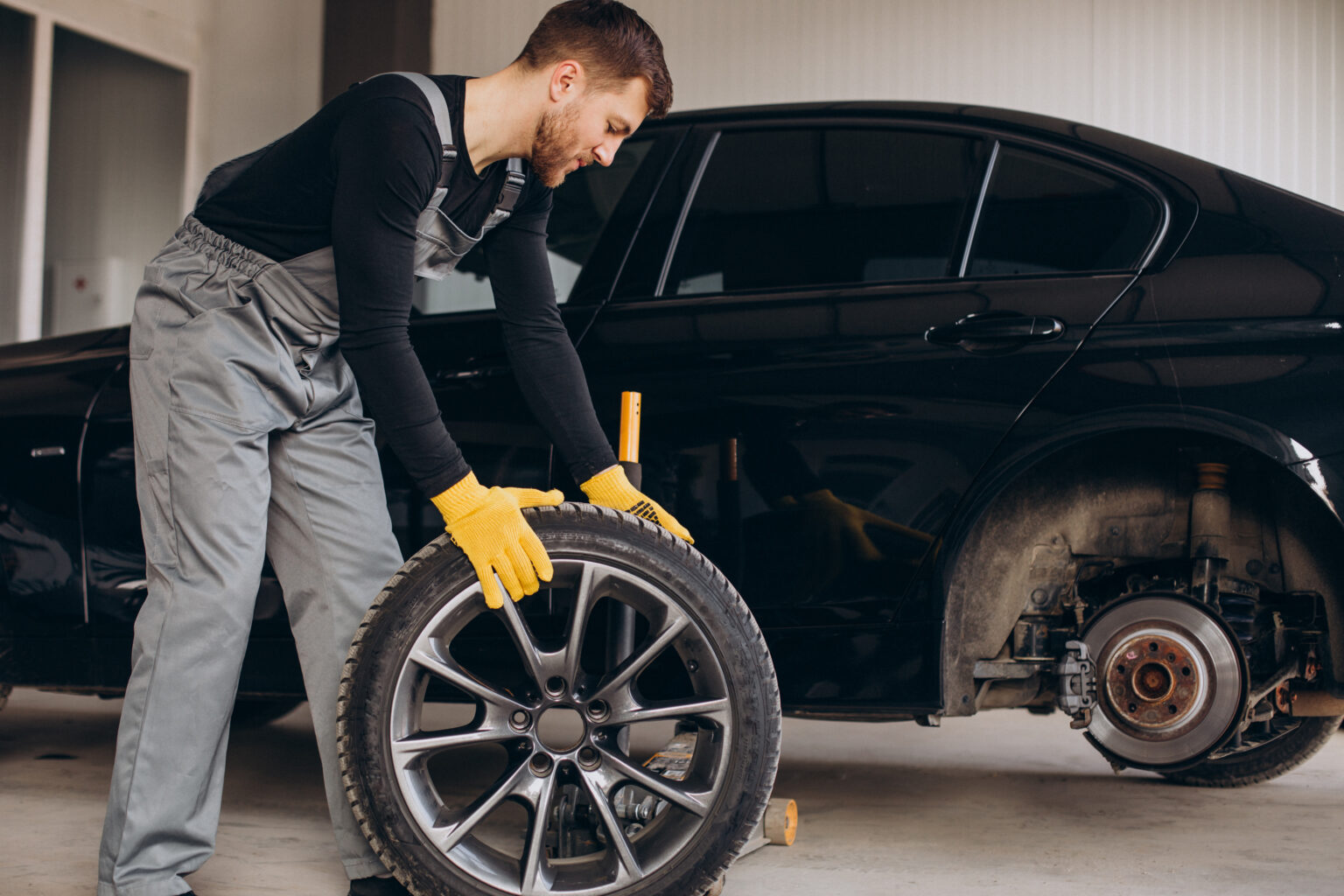 Common Reasons Drivers Need Emergency Tire Change Services